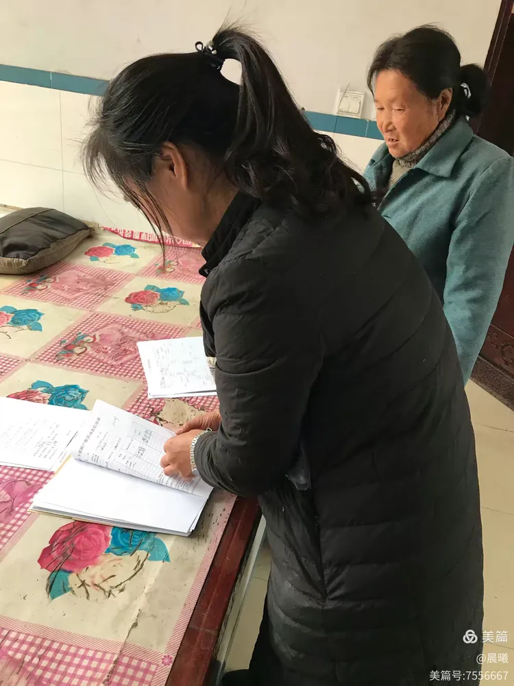 在一次又一次入户、收集、填报各类的精准扶贫资料中，通过对贫困户建档立卡扶贫资料的填写与整理，大家逐渐